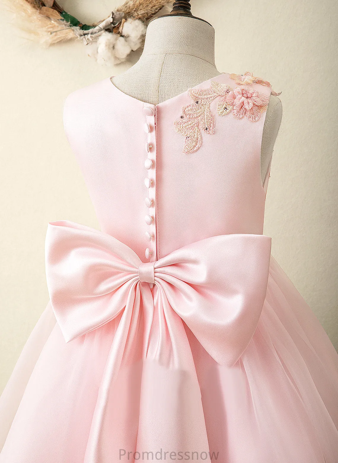 - A-Line Neck Sash/Flower(s)/Bow(s) Cloe Dress Flower Girl Dresses Organza/Satin/Lace Flower (Undetachable Knee-length With sash) Girl Scoop Sleeveless